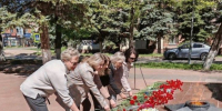 Сотрудники Лениногорского ЗАГСа возложили цветы к памятнику «Неизвестный Солдат» - Лениногорские вести